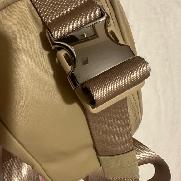 RARE LULULEMON NOT SOLD ANYMORE Beige Color EVERYWHERE BAG Popular - Picture 4 of 6